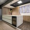 Isla de cocina con encimera cuarcita Terra Paraná y muebles de madera