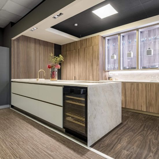 Isla de cocina con encimera cuarcita Terra Paraná y muebles de madera