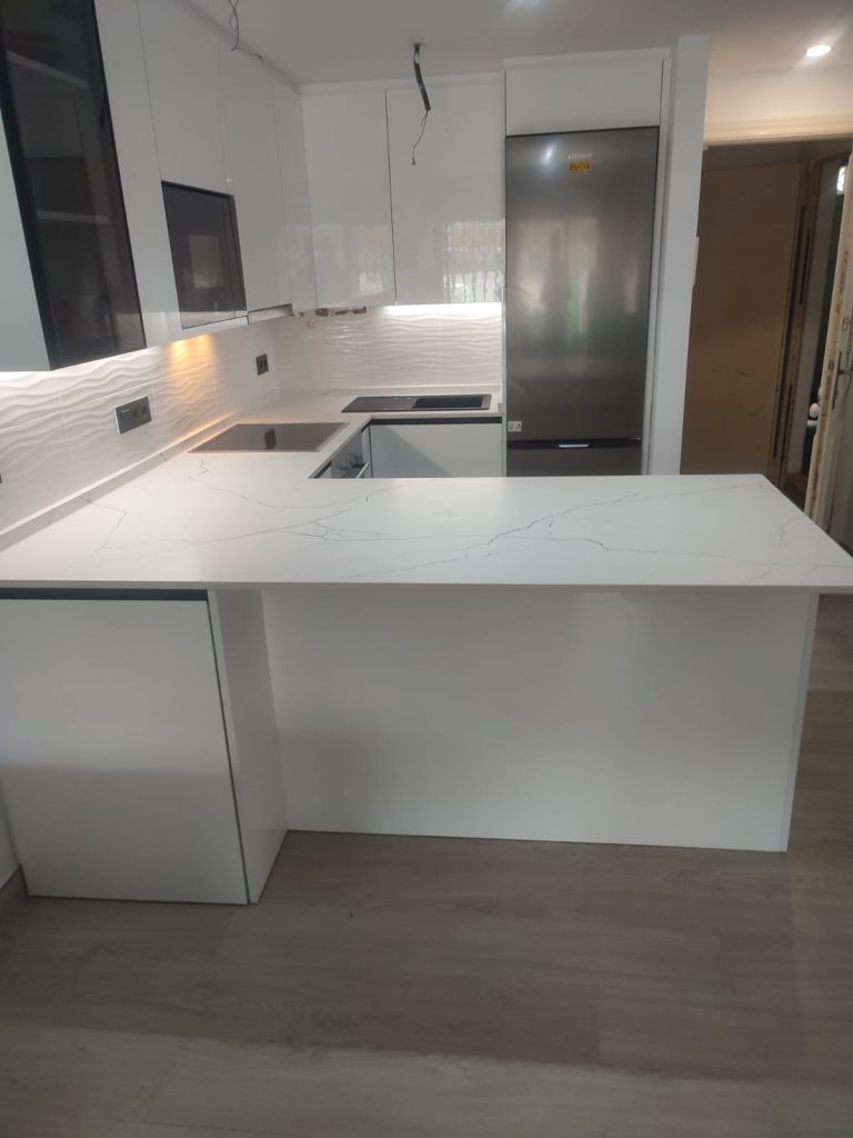 Isla de cocina con encimera de porcelánico Techlam Crystallo en Mijas