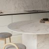 Mesa redonda con superficie ÉCLOS Landr mármol crema en comedor moderno