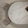 Vista superior de mesa ovalada ÉCLOS Landr mármol crema con sillas