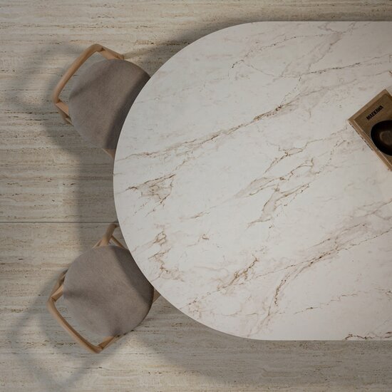 Vista superior de mesa ovalada ÉCLOS Landr mármol crema con sillas