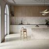 Cocina completa con isla ÉCLOS Landr mármol crema y muebles de madera