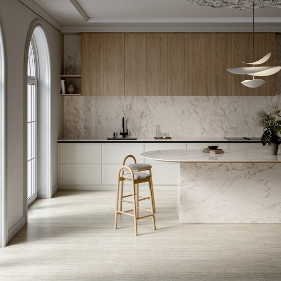 Cocina completa con isla ÉCLOS Landr mármol crema y muebles de madera