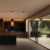 Cocina moderna con isla ÉCLOS Phantome negro y grandes ventanales