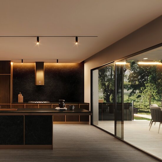 Cocina moderna con isla ÉCLOS Phantome negro y grandes ventanales
