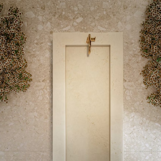 Pared o puerta con superficie ÉCLOS Sandr crema y grifo dorado