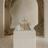 Fuente o lavabo largo con superficie ÉCLOS Sandr crema y grifo dorado