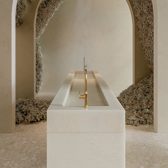 Fuente o lavabo largo con superficie ÉCLOS Sandr crema y grifo dorado