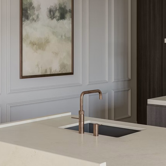 Isla de cocina con encimera ÉCLOS Sandr crema y grifo cobre