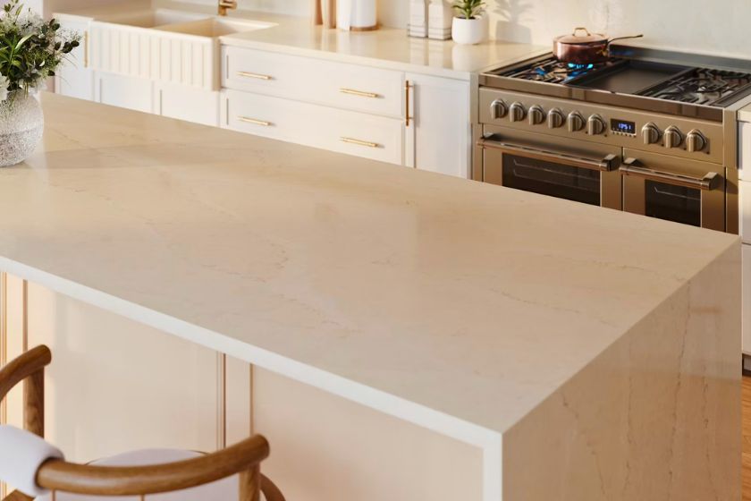 Isla de cocina con encimera Silestone Calacatta Tova beige mármol y borde cascada