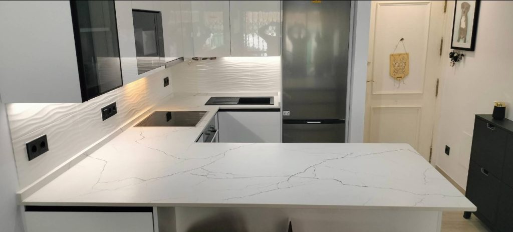 Instalación encimera Techlam Crystallo en cocina moderna Mijas Cala de Mijas