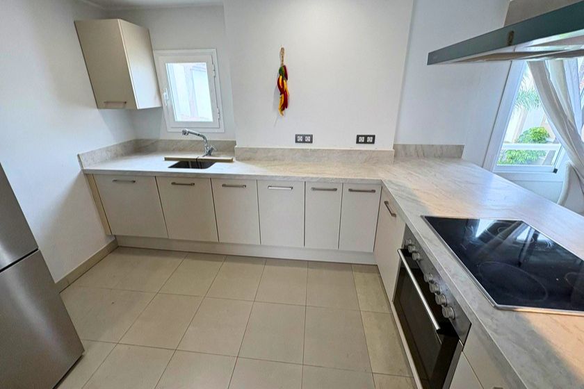 Instalación encimera Laminam Taj Mahal acabado mate en cocina moderna Benahavis Málaga por Encimeras Málaga