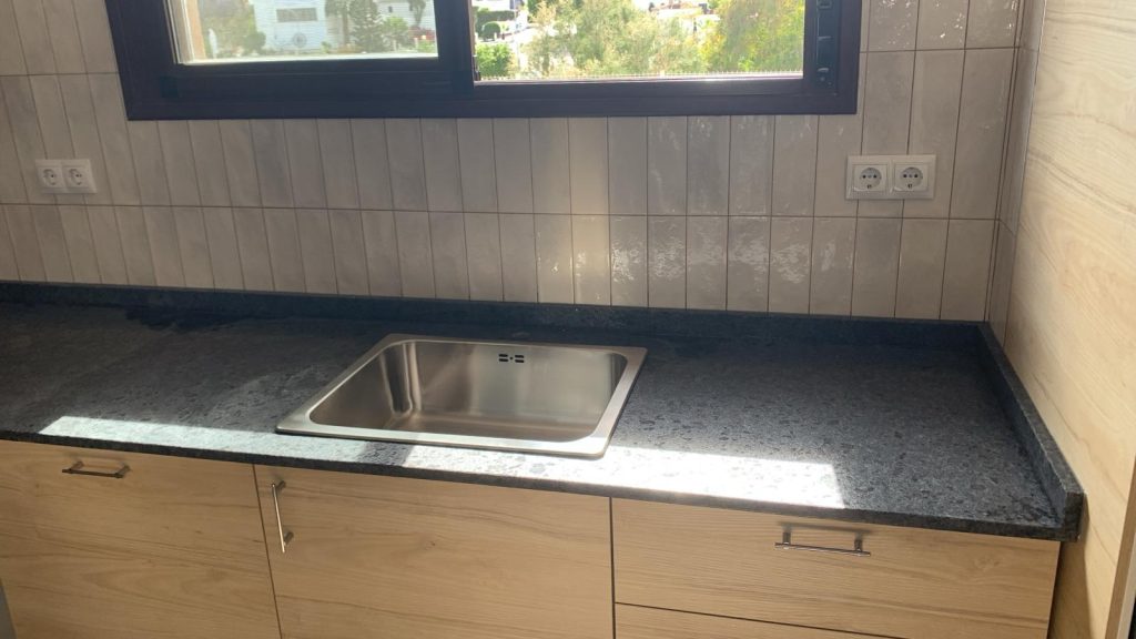 Granito Steel Gray kitchen countertop with integrated sink and hob installed in Rincón de la Victoria
