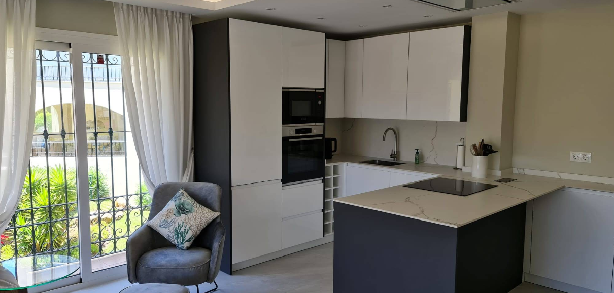 Real kitchen installation with white Dekton countertop in Málaga city for client Florentina Neirob