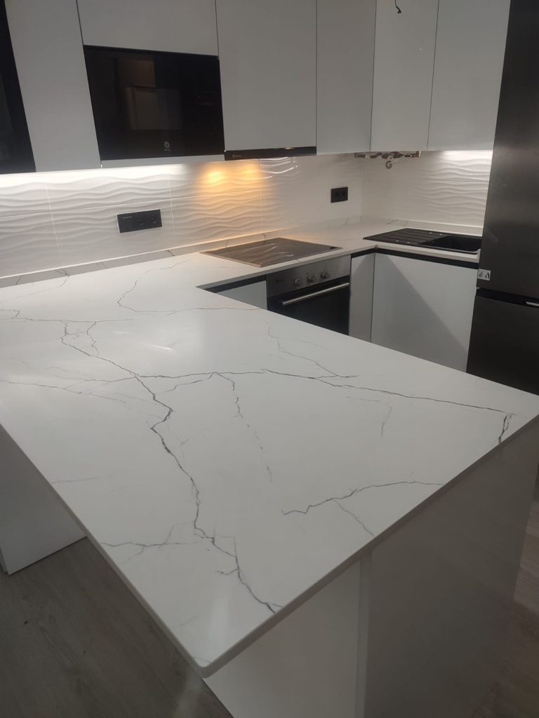 Detalle de encimera de porcelánico Techlam Crystallo con vetas negras