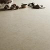 Suelo de Ascale Amaya Linen con piñas, tela y detalles decorativos