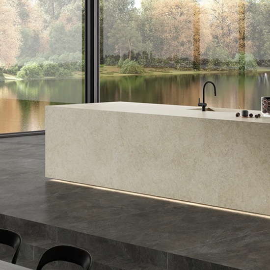 Isla de cocina con encimera Ascale Amaya Linen e iluminación LED inferior