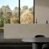 Isla de cocina con encimera Ascale Amaya Linen y vista a árboles y lago
