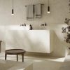 Baño minimalista con revestimiento Ascale Amaya Linen y lavabo flotante