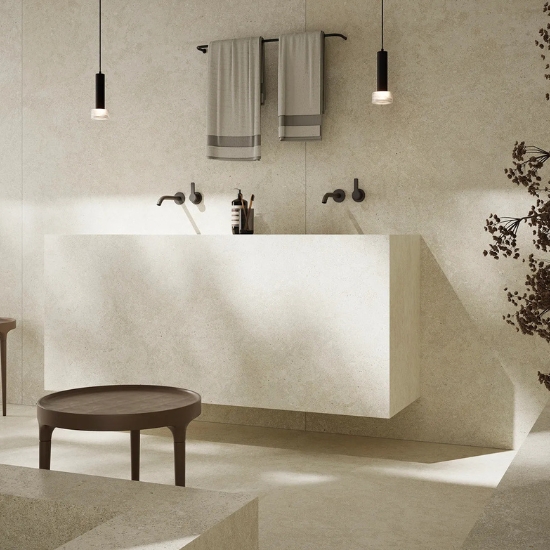 Baño minimalista con revestimiento Ascale Amaya Linen y lavabo flotante