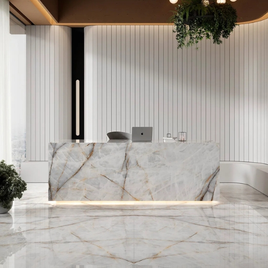 Recepción moderna con mostrador y pared book-matched en Ascale Aura Lux White