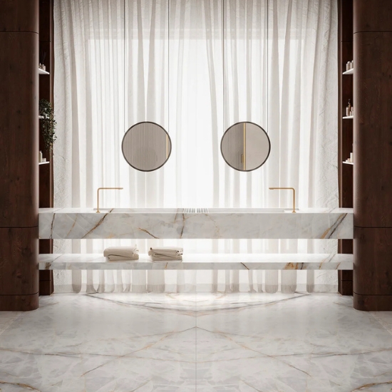Baño moderno con doble lavabo y paredes book-matched en Ascale Aura Lux White