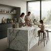 Cocina familiar con isla en Ascale Aura Lux White y familia cocinando