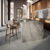 Cocina moderna con isla en Ascale Mystic Silver y armarios de madera