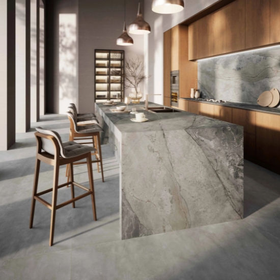 Cocina moderna con isla en Ascale Mystic Silver y armarios de madera
