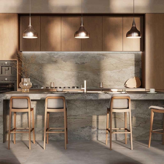 Cocina moderna con isla en Ascale Mystic Silver y armarios de madera