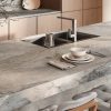 Isla de cocina con encimera Ascale Mystic Silver y pared book-matched
