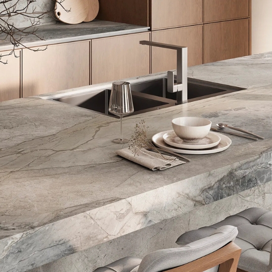 Isla de cocina con encimera Ascale Mystic Silver y pared book-matched