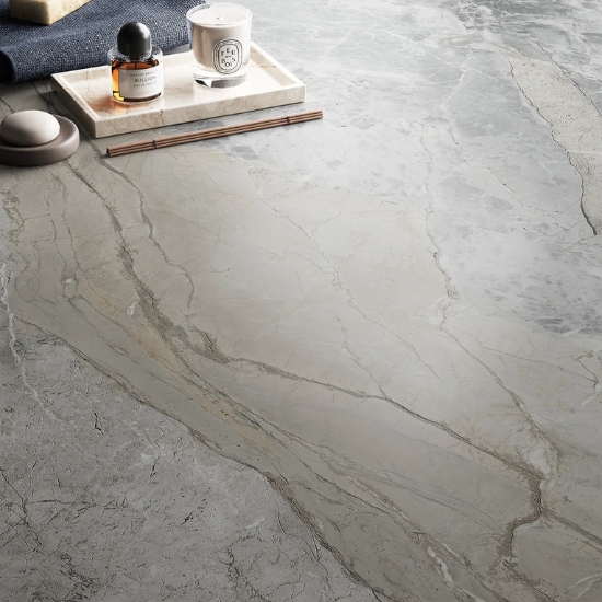 Suelo de Ascale Mystic Silver con bandeja decorativa y vela
