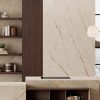 Cocina moderna con isla y pared en Ascale Savanna Terra