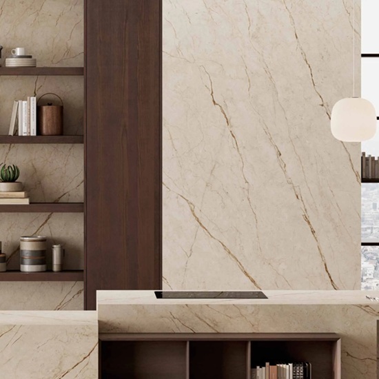 Cocina moderna con isla y pared en Ascale Savanna Terra