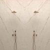 Ducha moderna con paredes book-matched en Ascale Savanna Terra
