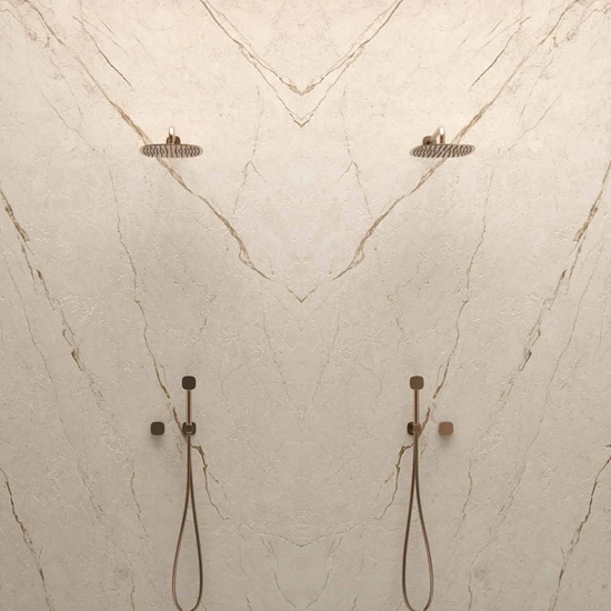 Ducha moderna con paredes book-matched en Ascale Savanna Terra
