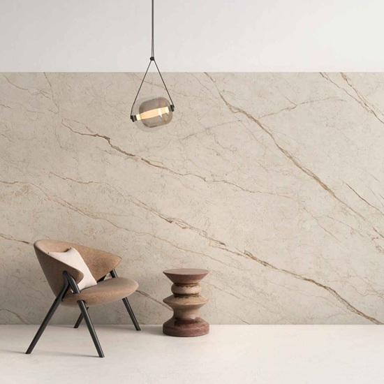 Salón contemporáneo con pared en Ascale Savanna Terra book-matched
