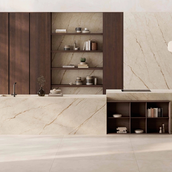 Cocina moderna con pared book-matched en Ascale Savanna Terra