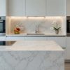 Encimera de Cuarzo Bical Levantina Quartz en cocina moderna con isla central