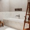 Baño moderno con encimera y revestimiento de Cuarzo Bical blanco con vetas grises