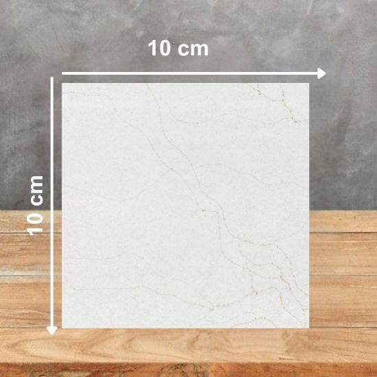 Muestra de 10x10 cm de Cuarzo Malvasia de Levantina Quartz sobre fondo de madera