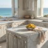 Cocina luminosa con encimera de Cuarzo Malvasia y vistas al mar Mediterráneo
