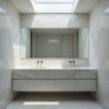 Baño moderno con encimera y paredes de Cuarzo Malvasia y doble lavabo