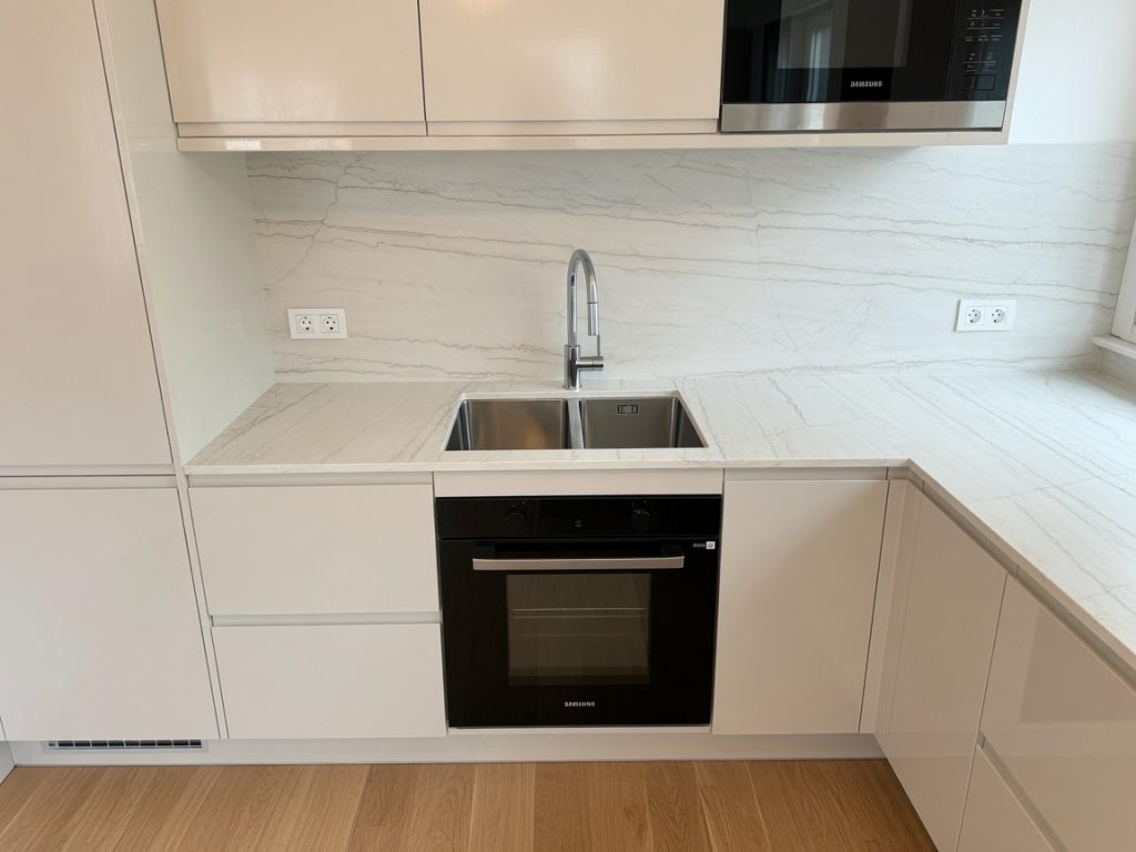kton Neural white quartzite-effect worktops and splashback installed in Marbella