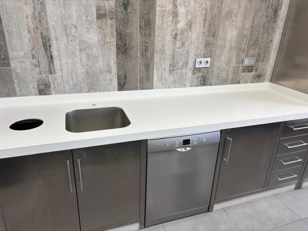 ekton Zenith white kitchen worktop with downstand installed by Encimeras Málaga