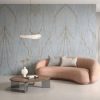 Salón moderno con pared book-matched en Ascale Foresta Blue