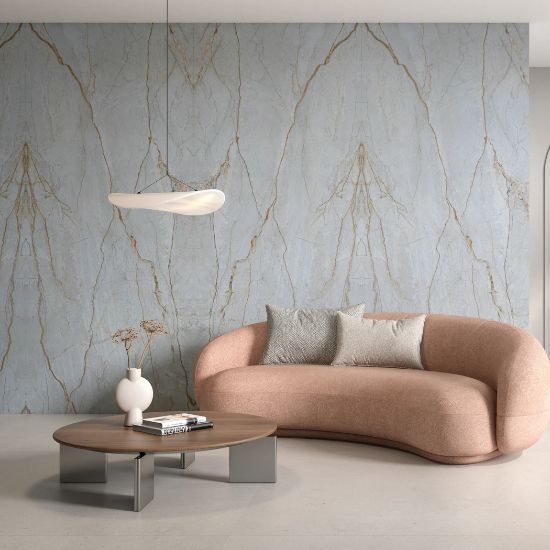 Salón moderno con pared book-matched en Ascale Foresta Blue