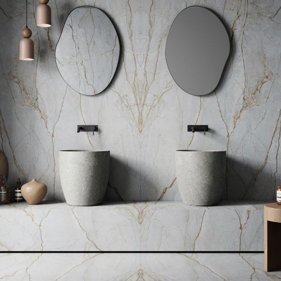 Baño moderno con revestimiento Ascale Foresta Blue book-matched